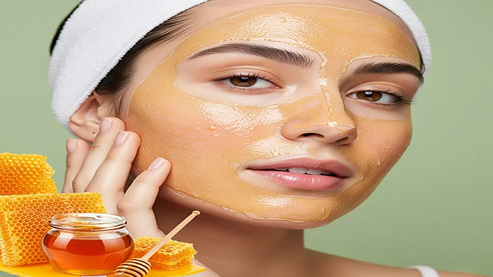 تصویر زنی که روی صورت خود از ماسک عسل گیشنیز استفاده کرده است