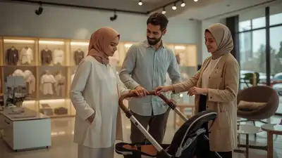 تصویر یک خانم باردار همراه با همسرش در فروشگاه سیسمونی فروشی که با کمک فروشنده مشغول انتخاب کالسکه هستند